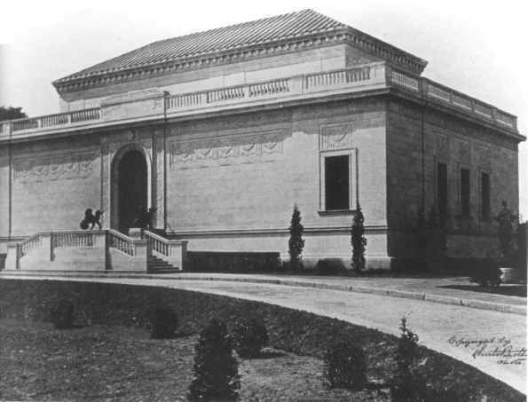 Deshong Museum at opening, 1916